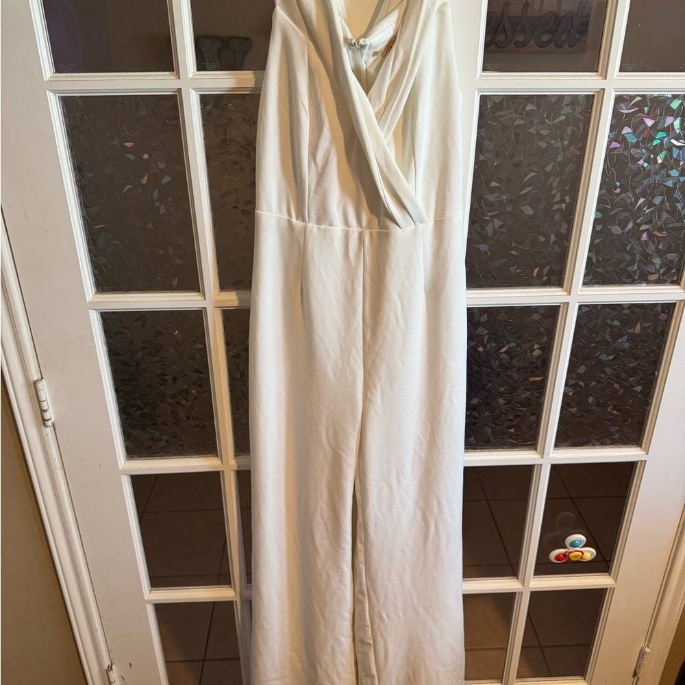 Riccio White Sleeveless Jumpsuit with V-Neckline